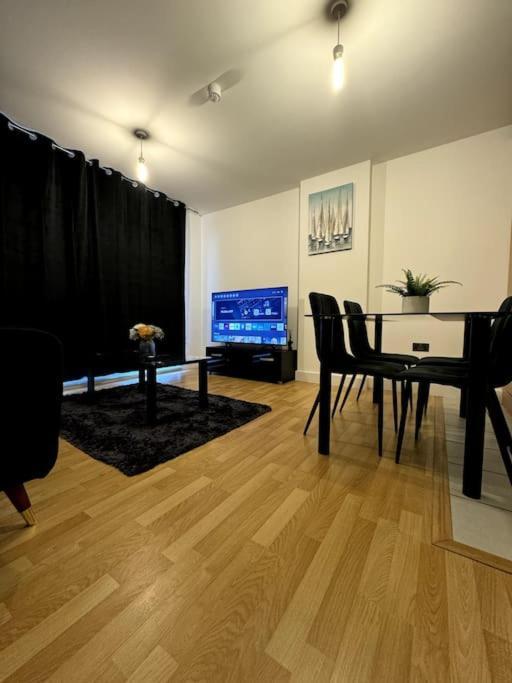 Two Bedrooms Flat In Stratford 런던 외부 사진
