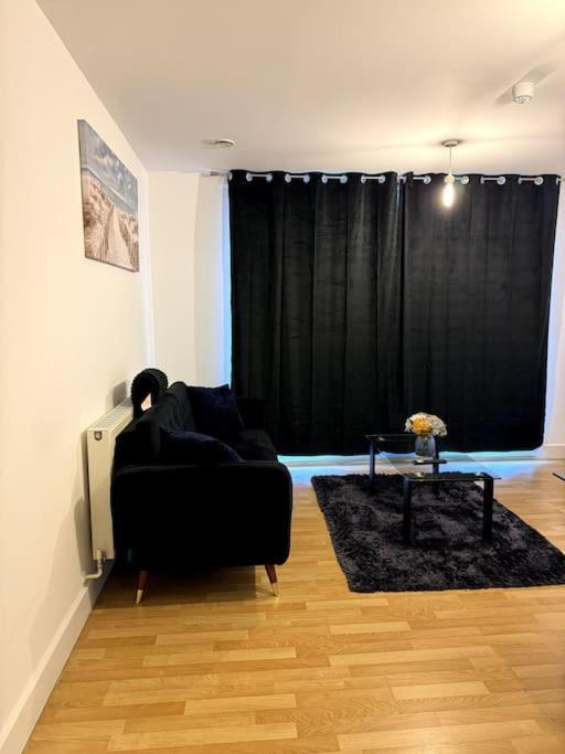 Two Bedrooms Flat In Stratford 런던 외부 사진